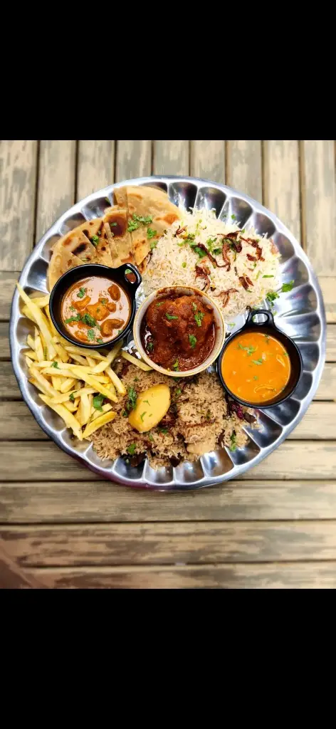 Main Course platter Chicken Biryani,Chicken Curry(Made with Coconut,Beef Curry,Pilau,(garnised with cushew nuts),Plain Rice (garnished with cashew nuts,cooked in herbs)Chapati,side of fries,Kachumbari,Banana