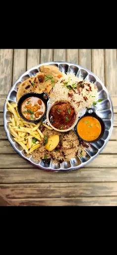 Main Course platter Chicken Biryani,Chicken Curry(Made with Coconut,Beef Curry,Pilau,(garnised with cushew nuts),Plain Rice (garnished with cashew nuts,cooked in herbs)Chapati,side of fries,Kachumbari,Banana